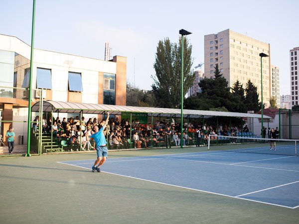 Peşəkar tennisçilərin nümayiş xarakterli oyunları olub
