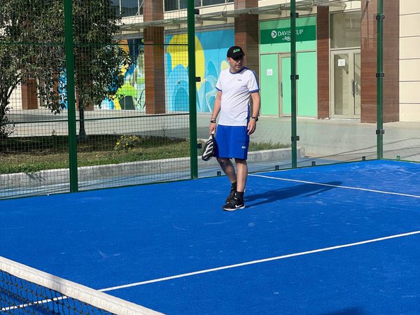 Gənclər və idman naziri padel tennis kortunda